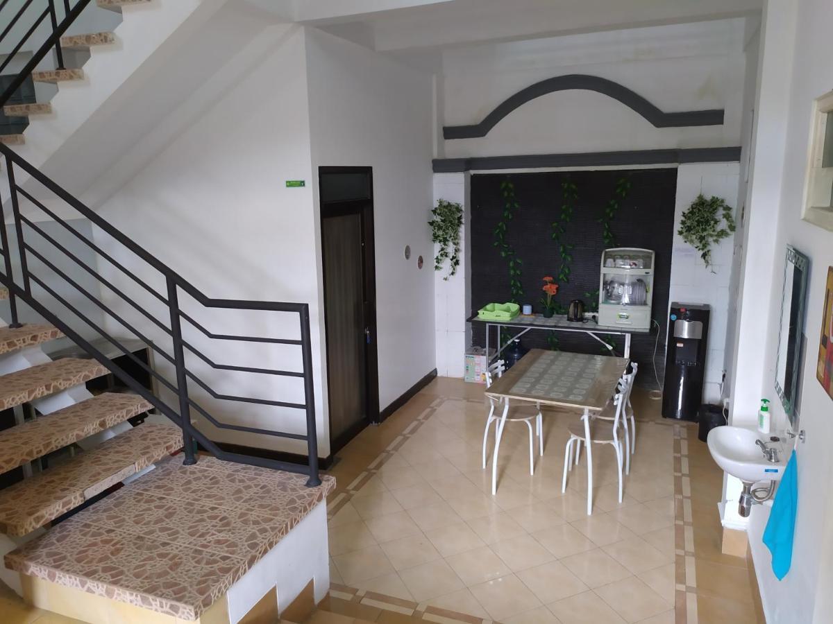 Ndalem Gorongan Guesthouse Maguwo Extérieur photo