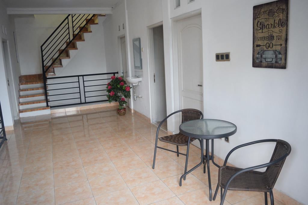 Ndalem Gorongan Guesthouse Maguwo Extérieur photo